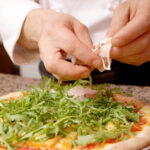 Unser Pizzabäcker bei der Arbeit im Eiscafé-Pizzeria-Hotel Rialto